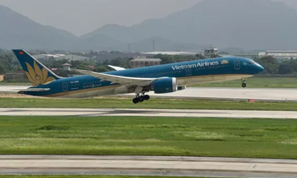 Máy bay đi Hà Nội phải quay đầu lại sân bay Tân Sơn Nhất để cấp cứu hành khách