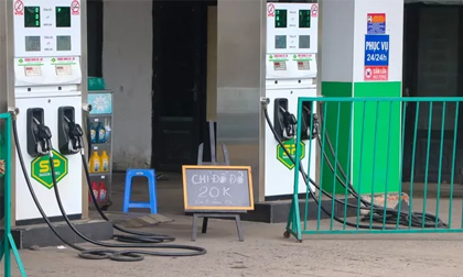 Nhiều cây xăng ở TP.HCM đồng loạt treo bảng 'hết', có nơi chỉ đổ 20.000 đồng xăng cho một xe máy