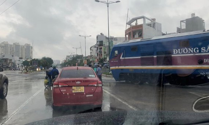 TP.HCM: Tàu hoả đi qua đường Phạm Văn Đồng nhưng gác chắn chưa hạ, nhiều người thoát nạn