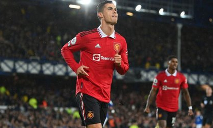 Ronaldo đạt mốc 700 bàn thắng, MU ngược dòng hạ Everton