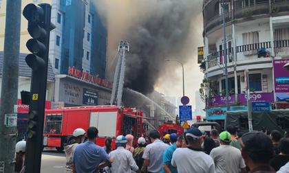 TP.HCM: Cháy lớn tại quán bar gần chợ Bến Thành, khói bốc lên nghi ngút