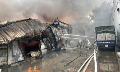 Hà Nội: Cháy lớn tại nhà kho ở Hà Đông, khói đen bốc cao ngùn ngụt, 1 người tử vong