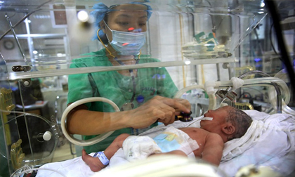 Hà Nội: Cứu sống bé sơ sinh tím tái, ngừng tim do 'đẻ rơi' trong nhà vệ sinh bệnh viện