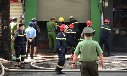 Cảnh sát phá cửa, cứu người mắc kẹt trong căn nhà cháy ở trung tâm TP.HCM