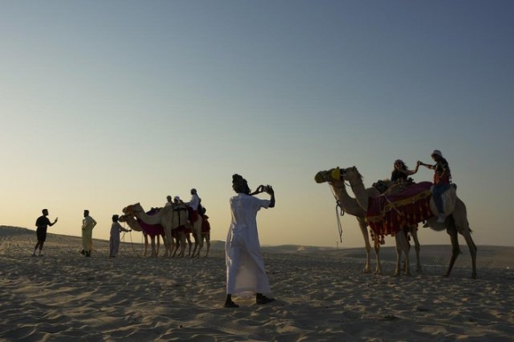 Cưỡi lạc đà trên đồi cát: Du khách trải nghiệm thích thú ở Qatar vào mùa World Cup - Ảnh 4.