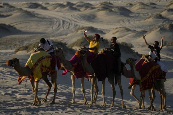 Cưỡi lạc đà trên đồi cát: Du khách trải nghiệm thích thú ở Qatar vào mùa World Cup - Ảnh 1.
