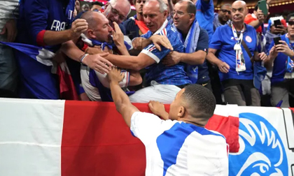 Hai hành động đẹp của Mbappe trong chiến thắng bán kết