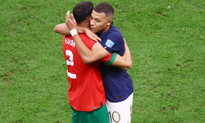 Mbappé và Hakimi ôm nhau trên sân cỏ: Tình bạn đáng ngưỡng mộ của hai đối thủ đồng niên