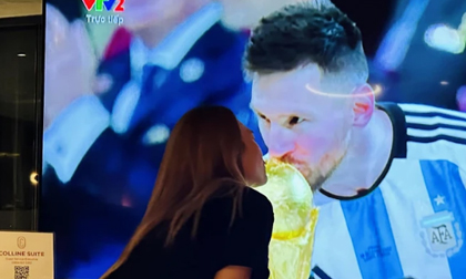 Mỹ Tâm khiến fan thích thú khi đăng ảnh 'hôn' cầu thủ Messi