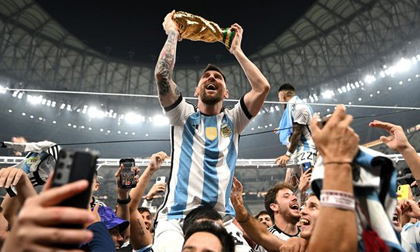 Câu chuyện đằng sau bức ảnh nâng cúp phá kỷ lục của Messi
