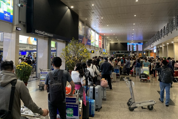 Sân bay Tân Sơn Nhất tăng gần 6.000 vé mỗi ngày dịp Tết Nguyên đán 2023 - Ảnh 1.
