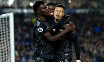 Thắng tưng bừng Brighton, Arsenal bỏ xa Man City trên đường đua vô địch