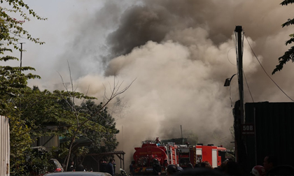 Cháy lớn đầu năm thiêu rụi gần 100m2 kho xưởng tại Hà Nội