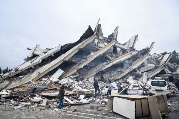 Chùm ảnh: Khung cảnh hoang tàn sau động đất mạnh tại Thổ Nhĩ Kỳ khiến ít nhất 4.300 người thiệt mạng - Ảnh 6.