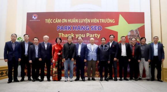 HLV Park Hang-seo và trợ lý Lee Young-jin nhận bằng khen bằng khen trước khi chia tay Việt Nam - Ảnh 1.