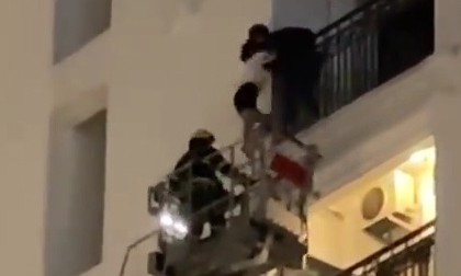 Cảnh sát giải cứu nam thanh niên định nhảy chung cư ở Hà Nội