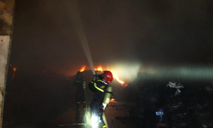 Cháy lớn tại kho than củi 200 tấn, cảnh sát xuyên đêm dập lửa