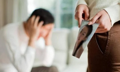 Vợ chồng có nên kiểm tra điện thoại của nhau không: Hãy nghe chuyên gia mách nước