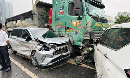 Hà Nội: Tai nạn liên hoàn, đường vành đai 3 trên cao ùn tắc kéo dài trong ngày nghỉ lễ đầu tiên