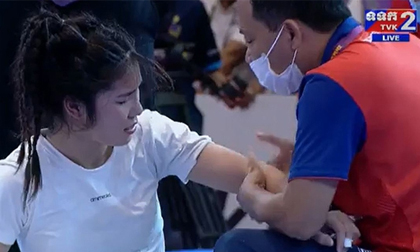 Xúc động hình ảnh võ sĩ Việt Nam nén đau, gạt chấn thương để giành huy chương SEA Games