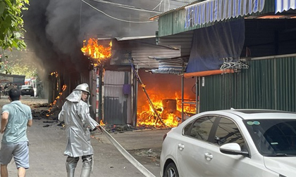 Hà Nội: Cháy lớn tại quận Cầu Giấy, nhiều ô tô và xe máy bị thiêu rụi