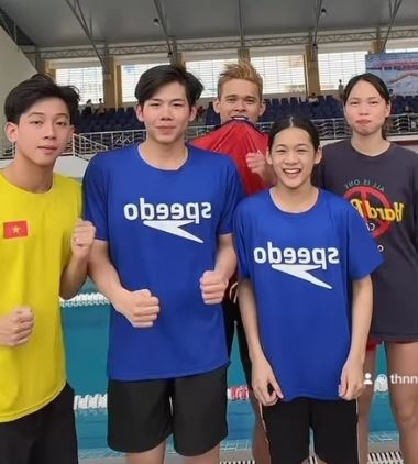 Thần đồng bơi lội 14 tuổi Nguyễn Thúy Hiền “hái vàng” sau SEA Games 32 - Ảnh 1.