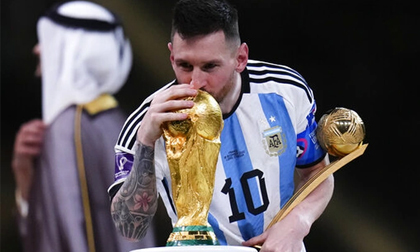 Vỏn vẹn 9 cầu thủ từng giành được 'cú ăn ba': Messi có mặt, Ronaldo thiếu một danh hiệu