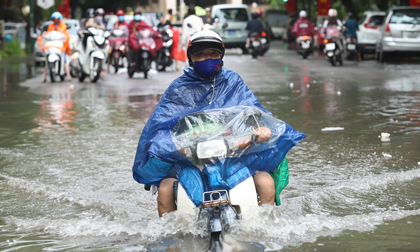 Hà Nội tiếp tục mưa rất to trong sáng nay, nhiều tuyến phố có khả năng ngập sâu
