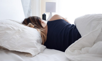Ngủ nằm ngửa hay nằm nghiêng tốt hơn? Chuyên gia chỉ ra lợi ích sức khỏe đáng chú ý