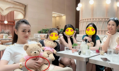 Phương Oanh lộ diện sau khi được cầu hôn, có hành động khó hiểu gây tò mò