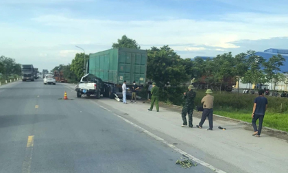 Xe bán tải va chạm container khiến 2 người tử vong, 3 người bị thương nặng