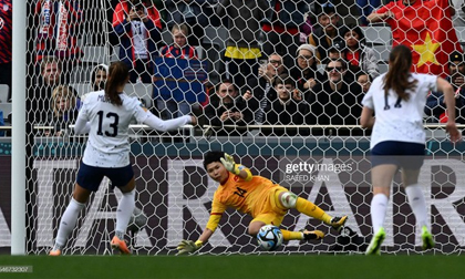 Thủ môn Việt Nam xuất sắc cản phá thành công quả penalty của huyền thoại đội tuyển Mỹ