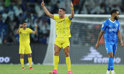 Ronaldo tỏa sáng rực rỡ với cú đúp, Al Nassr ngược dòng ngoạn mục để giành danh hiệu lịch sử