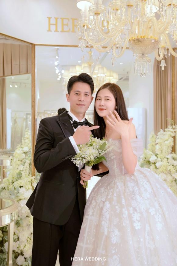 Yêu nhau 8 năm, quý tử đã 8 tháng Đình Trọng và vợ mới tổ chức lễ cưới, tung bộ ảnh lung linh - Ảnh 1.