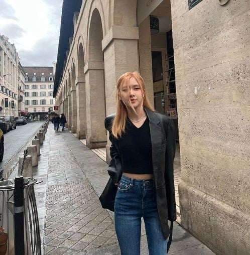 Rosé (BLACKPINK) gợi ý loạt outfit màu đen sang chảnh mà không bị 'dừ'