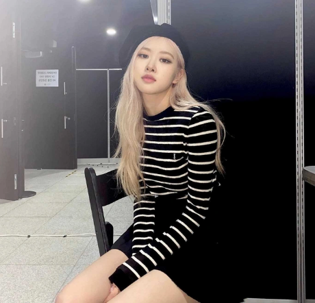 Rosé (BLACKPINK) gợi ý loạt outfit màu đen sang chảnh mà không bị 'dừ'