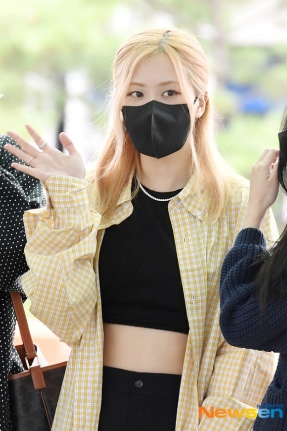 Rosé (BLACKPINK) gợi ý loạt outfit màu đen sang chảnh mà không bị 'dừ'