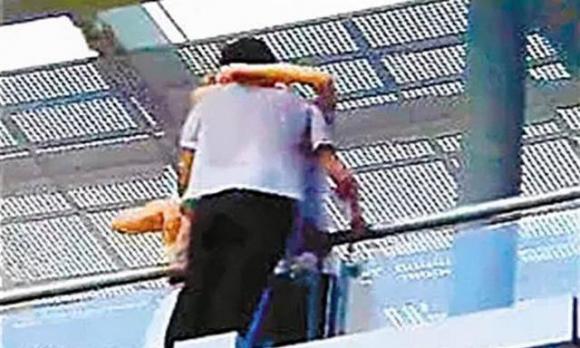 Tuyệt vọng nhảy cầu, thiếu niên 16 tuổi được cứu sống bởi nụ hôn của cô gái lạ mặt - Ảnh 2.
