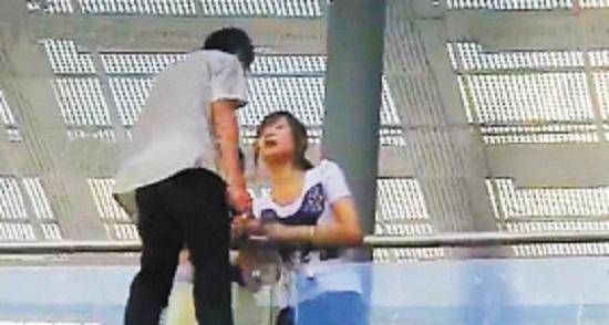 Tuyệt vọng nhảy cầu, thiếu niên 16 tuổi được cứu sống bởi nụ hôn của cô gái lạ mặt - Ảnh 1.