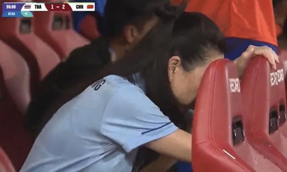 Madam Pang và HLV Polking gục đổ khi Thái Lan thua ngược Trung Quốc