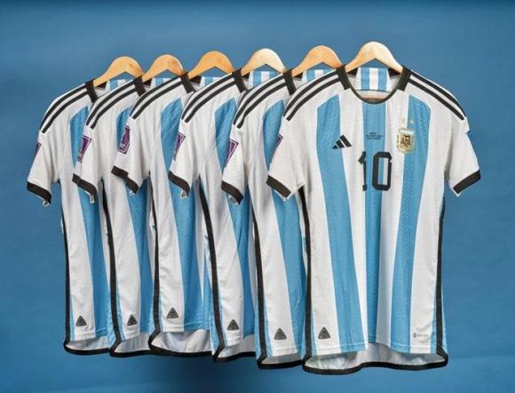  6 chiếc áo đấu của Messi đã bán với giá 7,8 triệu USD. Ảnh: GETTY. 