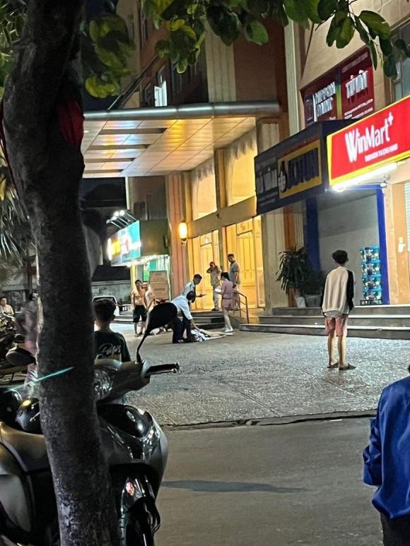 Một bé gái rơi từ tầng cao của chung cư xuống đất.