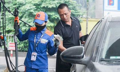 Giá xăng dầu tăng giảm trái chiều