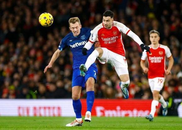 Gabriel Martinelli tranh chấp quyết liệt với James Wardd-Prowse