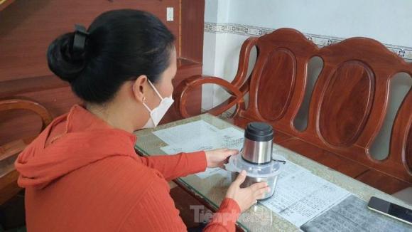 Bà N., người bị lừa hơn 2,5 tỷ đồng khi tham gia chương trình xem quảng cáo, làm nhiệm vụ kiếm tiền trên mạng. Ảnh: Hoàng Thuận.