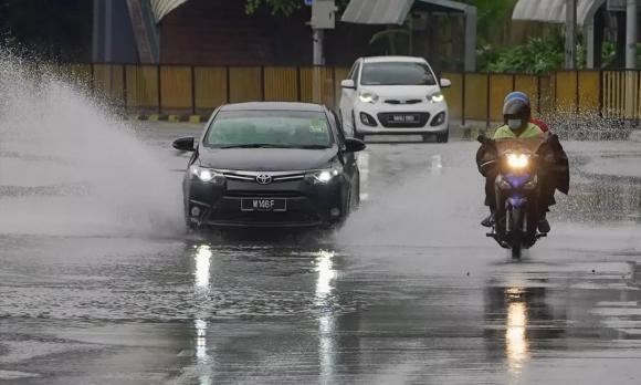 lái xe, lái xe ngày mưa, kinh nghiệm lái xe, an toàn giao thông