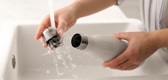 Dùng bình giữ nhiệt theo cách này rất dễ 'nuôi bệnh trong miệng', cần thay đổi ngay lập tức! 4