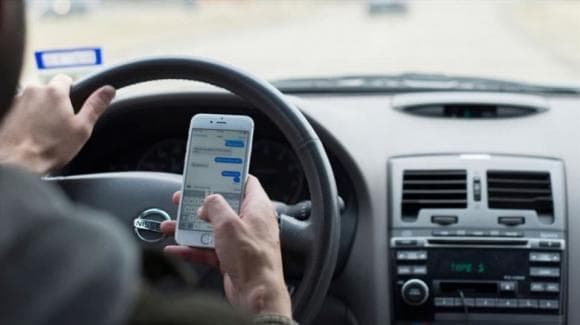 vừa lái xe vừa lướt điện thoại 1