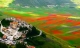 Kỳ diệu ngôi làng cổ nằm lơ lửng ở độ cao 1452 mét, cứ đến mùa hè là biến thành thảm hoa đầy màu sắc giữa châu Âu