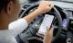 Năm 2025, mức xử phạt đối với tài xế taxi vừa lái xe vừa lướt điện thoại di động là bao nhiêu?